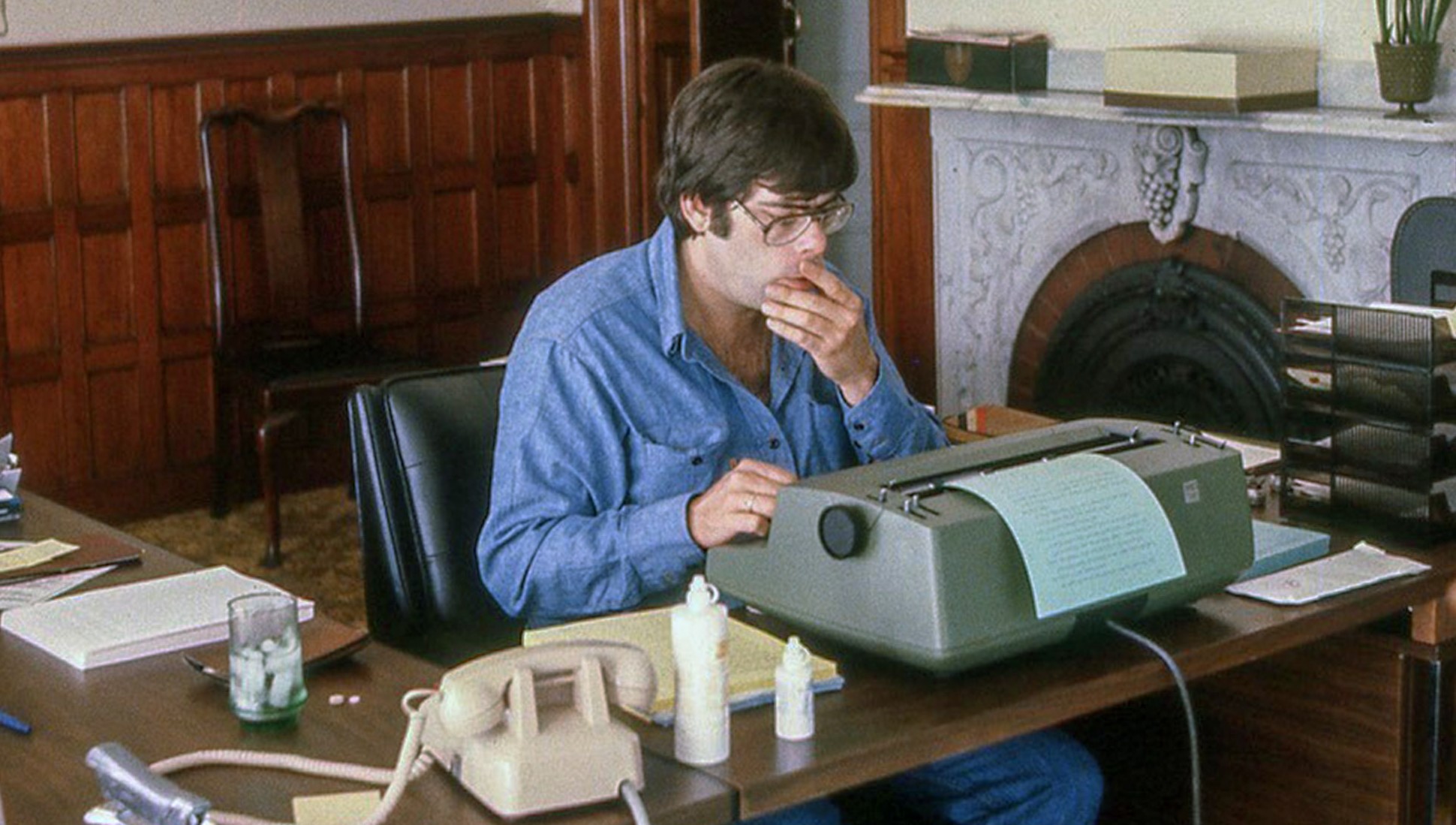 Picture of Stephen King writing at a desk. © 2020 Toronto Star. Source: https://www.film-rezensionen.de/2020/10/stephen-king-das-notwendige-boese/